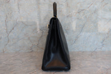 Load image into Gallery viewer, HERMES KELLY 32 Box carf leather Black 〇Z Engraving Shoulder bag 700050105
