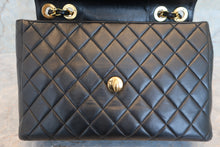 Load image into Gallery viewer, CHANEL Medium Matelasse single flap chain shoulder bag Lambskin Black/Gold hadware Shoulder bag 700100065
