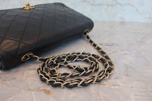 Load image into Gallery viewer, CHANEL Matelasse Full flap chain shoulder bag Lambskin Black/Gold hadware Shoulder bag 800060111

