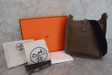 将图片加载到图库查看器，HERMES EVELYNE TPM Clemence leather Etoupe gray U刻印 Shoulder bag 600090095
