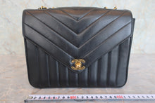 将图片加载到图库查看器，CHANEL/香奈儿 coco小姐 V线 链条包 羊皮 Black/Gold hadware(黑色/金色金属) 肩背包 800080007
