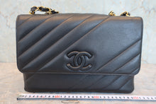 将图片加载到图库查看器，CHANEL/香奈儿 垂直针迹 链条包 荔枝皮 Black/Gold hadware(黑色/金色金属) 肩背包 800090092
