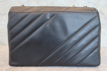将图片加载到图库查看器，CHANEL/香奈儿 垂直针迹 链条包 荔枝皮 Black/Gold hadware(黑色/金色金属) 肩背包 800090092
