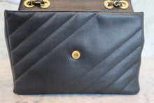 将图片加载到图库查看器，CHANEL/香奈儿 垂直针迹 链条包 荔枝皮 Black/Gold hadware(黑色/金色金属) 肩背包 800090092
