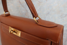 Load image into Gallery viewer, HERMES KELLY 28 Graine Couchevel leather Gold 〇X Engraving Shoulder bag 600070187/30060149
