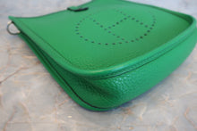 将图片加载到图库查看器，HERMES  EVELYNE TPM Clemence leather Bambou □R刻印 Shoulder bag 700080034
