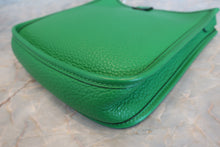 将图片加载到图库查看器，HERMES  EVELYNE TPM Clemence leather Bambou □R刻印 Shoulder bag 700080034

