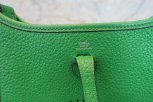 将图片加载到图库查看器，HERMES  EVELYNE TPM Clemence leather Bambou □R刻印 Shoulder bag 700080034
