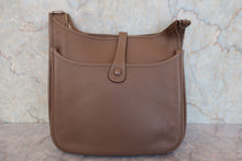 Load image into Gallery viewer, HERMES EVELYNE 3ＧＭ Clemence leather Etoupe gray □P Engraving Shoulder bag 800090112
