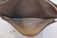 Load image into Gallery viewer, HERMES EVELYNE 3ＧＭ Clemence leather Etoupe gray □P Engraving Shoulder bag 800090112
