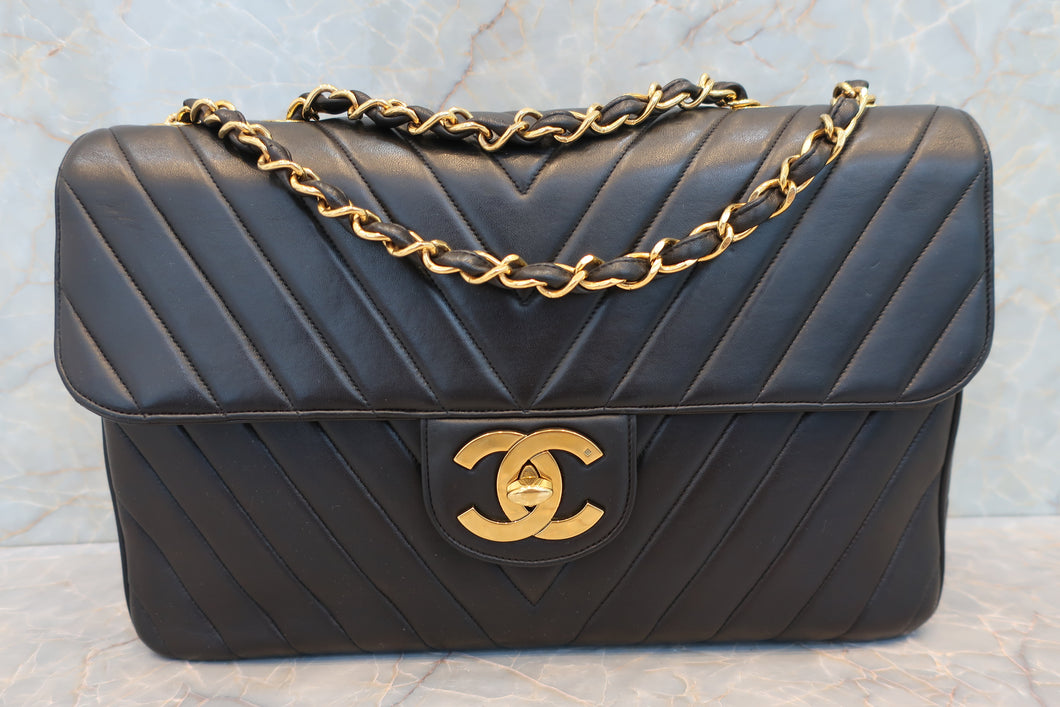 CHANEL  V-Stitch chain shoulder bag Lambskin Black/Gold hadware Shoulder bag 700100063