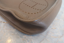 Load image into Gallery viewer, HERMES EVELYNE 3ＧＭ Clemence leather Etoupe gray □P Engraving Shoulder bag 800090112

