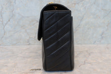 Load image into Gallery viewer, CHANEL  V-Stitch chain shoulder bag Lambskin Black/Gold hadware Shoulder bag 700100063
