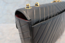 Load image into Gallery viewer, CHANEL  V-Stitch chain shoulder bag Lambskin Black/Gold hadware Shoulder bag 700100063

