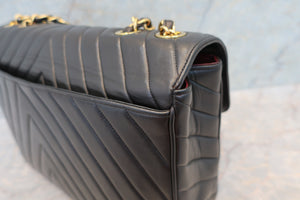 CHANEL  V-Stitch chain shoulder bag Lambskin Black/Gold hadware Shoulder bag 700100063