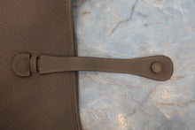 Load image into Gallery viewer, HERMES EVELYNE 3ＧＭ Clemence leather Etoupe gray □P Engraving Shoulder bag 800090112
