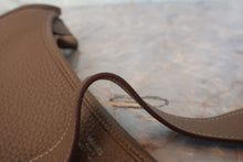 Load image into Gallery viewer, HERMES EVELYNE 3ＧＭ Clemence leather Etoupe gray □P Engraving Shoulder bag 800090112
