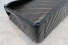 Load image into Gallery viewer, CHANEL  V-Stitch chain shoulder bag Lambskin Black/Gold hadware Shoulder bag 700100063
