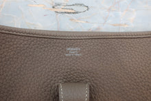 Load image into Gallery viewer, HERMES EVELYNE 3ＧＭ Clemence leather Etoupe gray □P Engraving Shoulder bag 800090112
