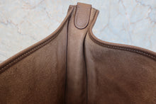 Load image into Gallery viewer, HERMES EVELYNE 3ＧＭ Clemence leather Etoupe gray □P Engraving Shoulder bag 800090112
