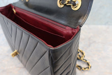 Load image into Gallery viewer, CHANEL  V-Stitch chain shoulder bag Lambskin Black/Gold hadware Shoulder bag 700100063
