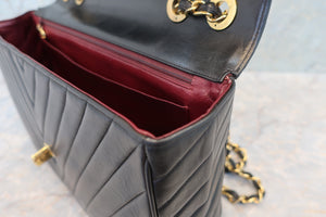 CHANEL  V-Stitch chain shoulder bag Lambskin Black/Gold hadware Shoulder bag 700100063