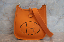 将图片加载到图库查看器，HERMES  EVELYNE TPM Clemence leather Orange C刻印 Shoulder bag 700090048
