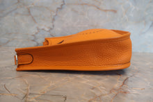 将图片加载到图库查看器，HERMES  EVELYNE TPM Clemence leather Orange C刻印 Shoulder bag 700090048
