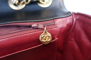 CHANEL  V-Stitch chain shoulder bag Lambskin Black/Gold hadware Shoulder bag 700100063