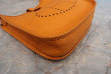将图片加载到图库查看器，HERMES  EVELYNE TPM Clemence leather Orange C刻印 Shoulder bag 700090048
