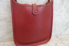 Load image into Gallery viewer, HERMES EVELYNE TPM Box carf leather Rouge H □F Engraving Shoulder bag 600120019
