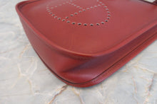 Load image into Gallery viewer, HERMES EVELYNE TPM Box carf leather Rouge H □F Engraving Shoulder bag 600120019
