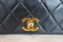 Load image into Gallery viewer, CHANEL Matelasse Full Flap chain shoulder bag Lambskin Black/Gold hadware Shoulder bag 800030134
