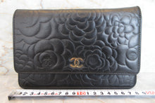 將圖片載入圖庫檢視器 CHANEL/シャネル カメリアチェーンウォレット ラムスキン ブラック/ゴールド金具 ショルダーバッグ 700050193
