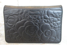 將圖片載入圖庫檢視器 CHANEL/シャネル カメリアチェーンウォレット ラムスキン ブラック/ゴールド金具 ショルダーバッグ 700050193
