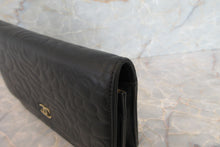 將圖片載入圖庫檢視器 CHANEL/シャネル カメリアチェーンウォレット ラムスキン ブラック/ゴールド金具 ショルダーバッグ 700050193
