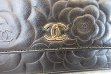 將圖片載入圖庫檢視器 CHANEL/シャネル カメリアチェーンウォレット ラムスキン ブラック/ゴールド金具 ショルダーバッグ 700050193
