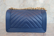 画像をギャラリービューアに読み込む, CHANEL/シャネル ボーイシャネル チェーンショルダーバッグ ラムスキン ブルー/ゴールド金具 ショルダーバッグ 700060242
