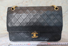 Load image into Gallery viewer, CHANEL Matelasse double flap chain shoulder bag Lambskin Black/Gold hadware Shoulder bag 700100073
