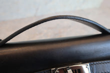 Load image into Gallery viewer, HERMES Pochette Kelly Gulliver leather Black □H Engraving Hand bag 700120221
