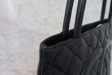 Load image into Gallery viewer, CHANEL Medallion Tote Caviar skin Black/Silver hadware Tote bag 600040034
