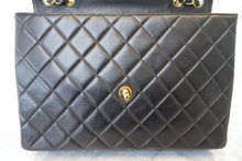 Load image into Gallery viewer, CHANEL Medium Matelasse single flap chain shoulder bag Lambskin Black/Gold hadware Shoulder bag 700090123
