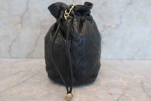 Load image into Gallery viewer, CHANEL Matelasse drawstring chain shoulder bag Lambskin Black/Gold hadware Shoulder bag 600050200

