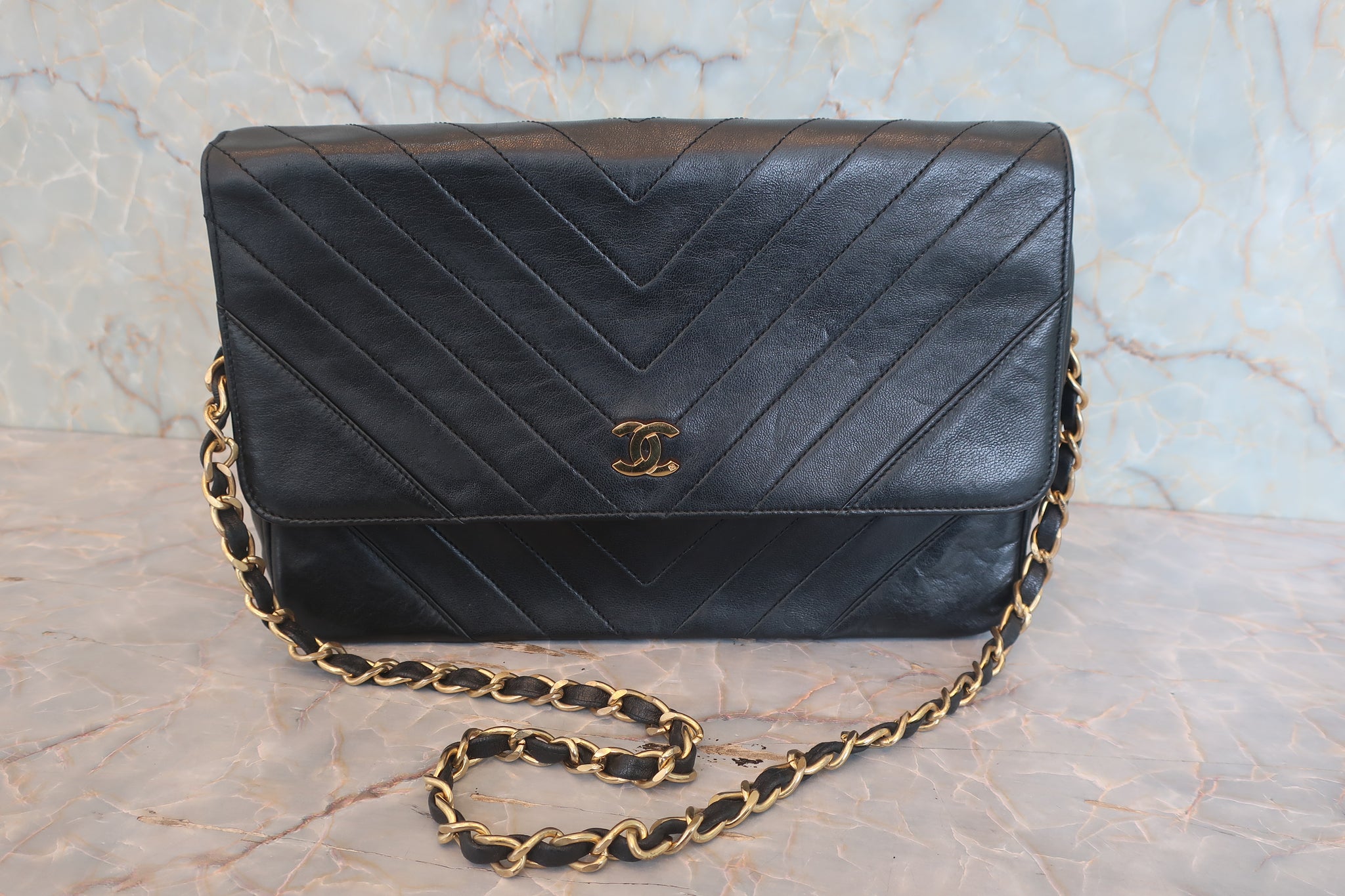 シャネル CHANEL バッグ レディース ブランド ショルダーバッグ Vステッチ ラムスキン ブラック ゴールド金具 黒 チェーンショルダー Wチェーン おしゃれ 【中古】 シャネル CHANEL チェーンショルダーバッグ Vステッチ 23番台 ブラック