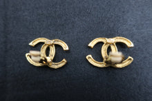 Load image into Gallery viewer, CHANEL CC mark earring Gold plate Gold Earring 500100250
