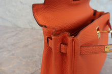 画像をギャラリービューアに読み込む, HERMES／エルメス ケリー25 トゴ オレンジ □K刻印 ショルダーバッグ 800040151
