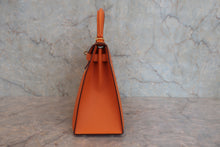 画像をギャラリービューアに読み込む, HERMES／エルメス ケリー28 ヴォーエプソン オレンジ □J刻印 ショルダーバッグ 800020027
