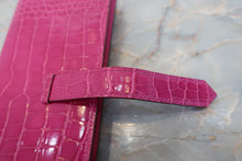 Load image into Gallery viewer, HERMES  Bearn Soufflet Crocodile Alligator Rose Sherazard □Q Engraving Wallet 400050183
