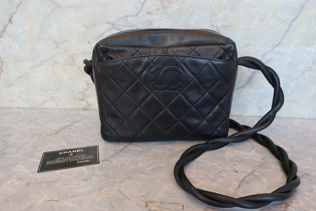 CHANEL Medium Matelasse shoulder bag Lambskin Black/Gold hadware Shoulder bag 700100112