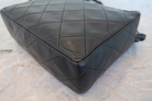 CHANEL Medium Matelasse shoulder bag Lambskin Black/Gold hadware Shoulder bag 700100112